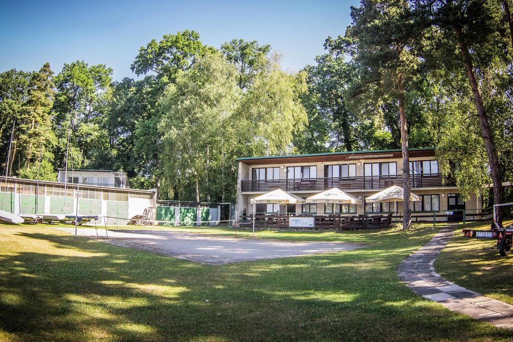 Yacht Club Bezdrev Hotel Hluboka nad Vltavou Exterior photo